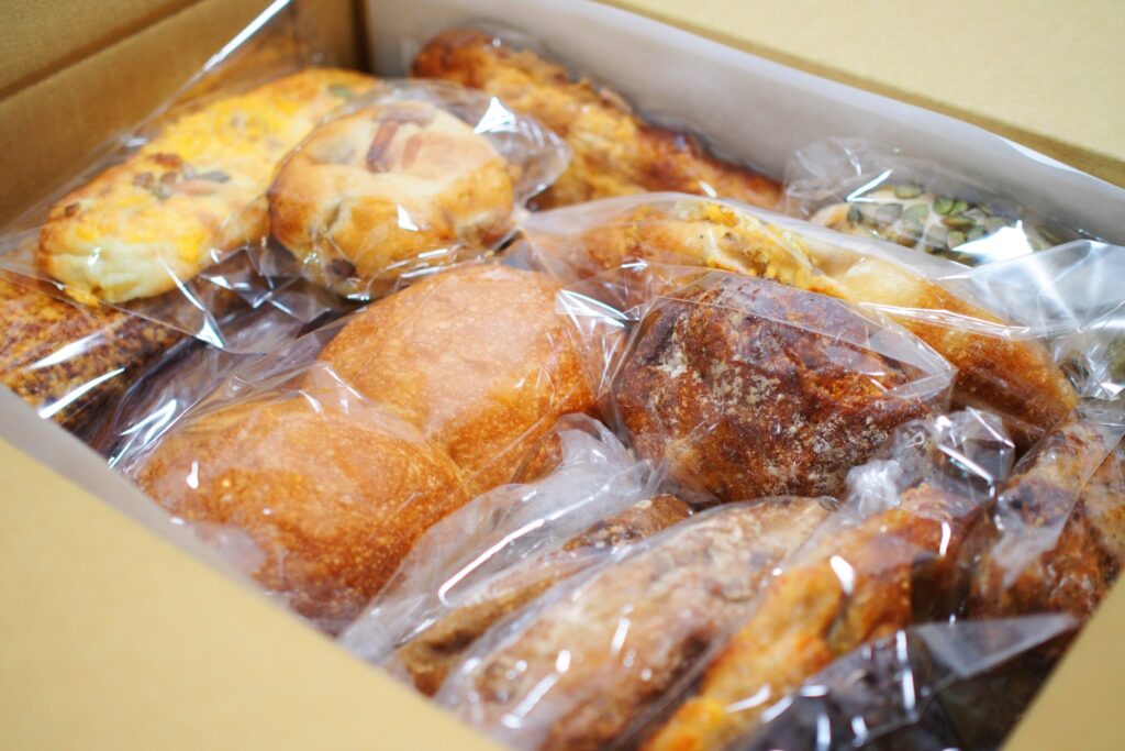 袋詰めされた通販で購入したたくさんのパン