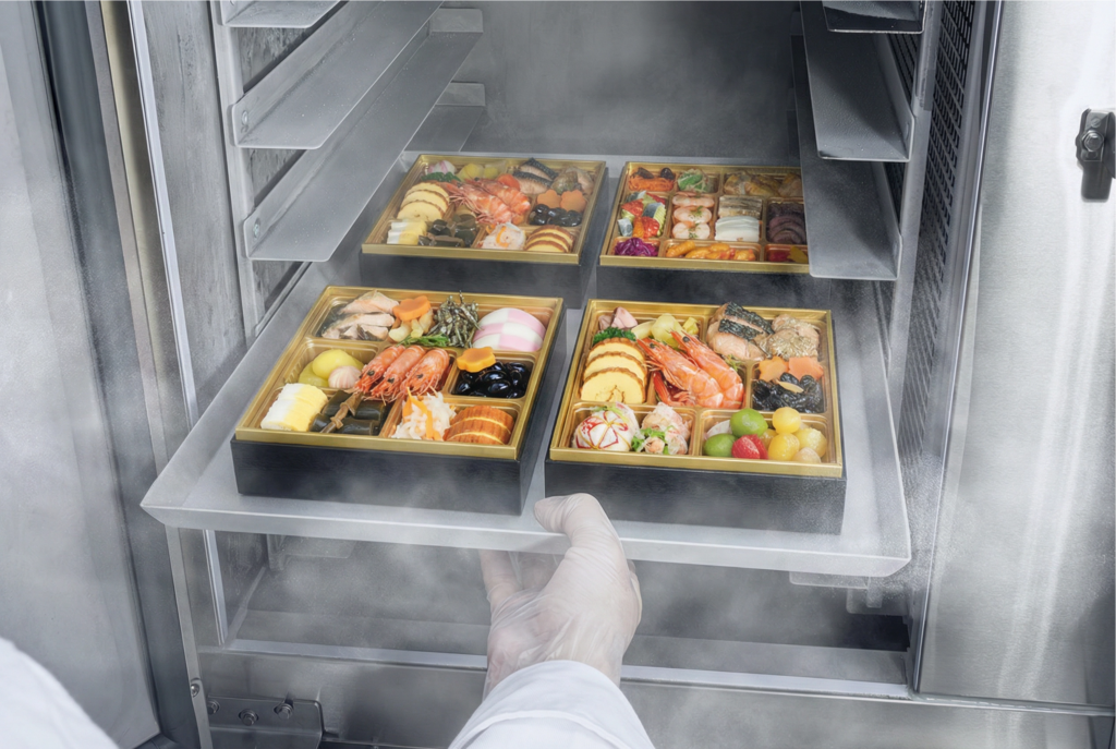 急速冷凍機の中でおせちが急速冷凍されている