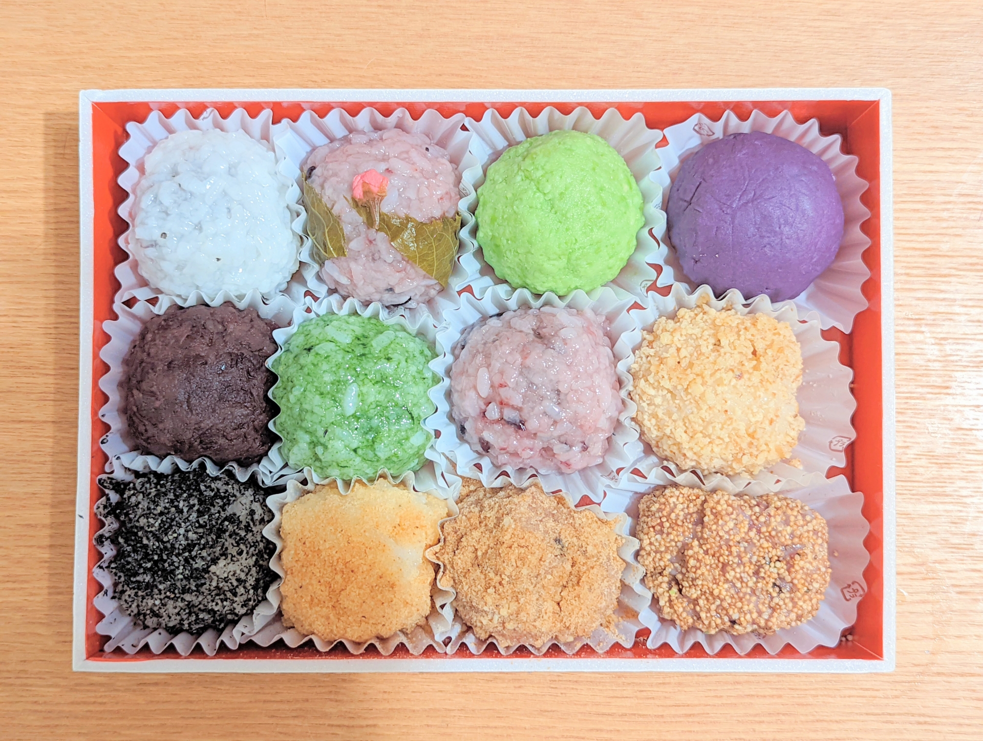 色とりどりな和菓子（おはぎ）