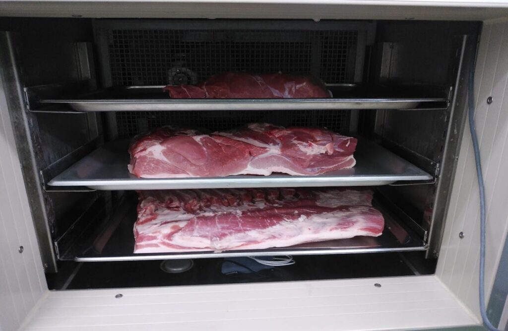 急速冷凍機の中に入れた原木肉