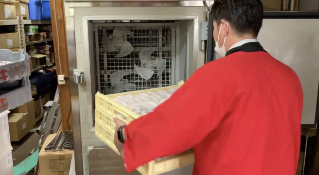 急速冷凍機に和菓子を入れた番重を投入している様子