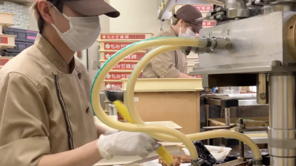 和菓子を熟練された職人が製造している