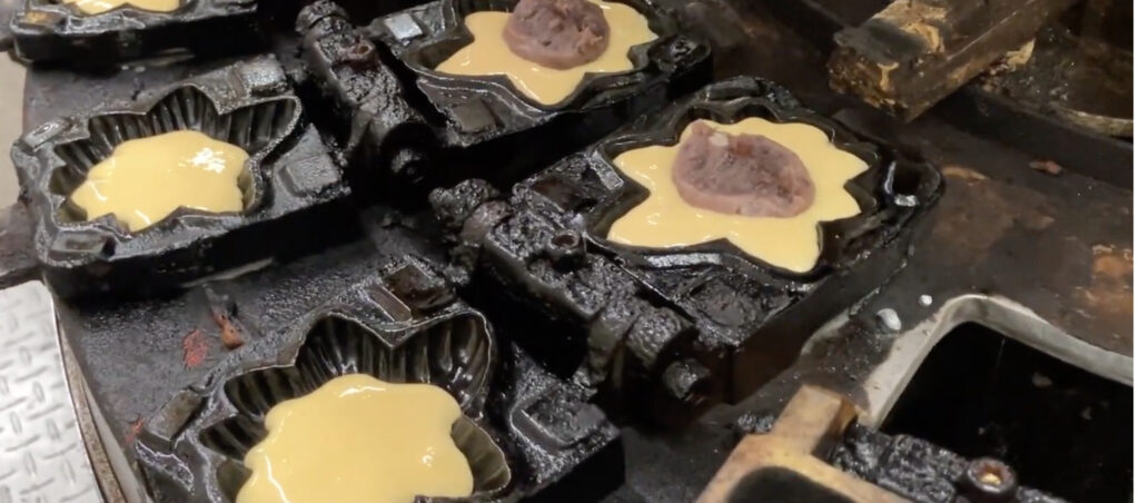 和菓子が製造されている様子