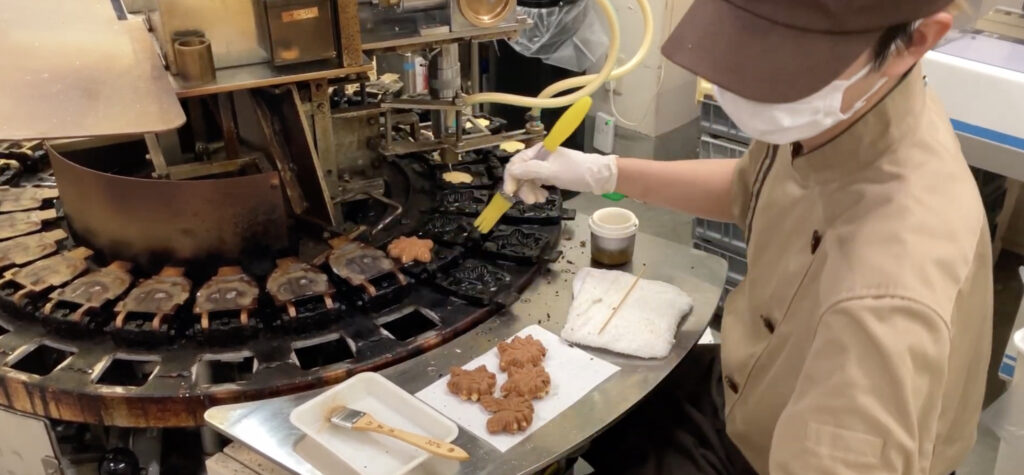 和菓子を職人が製造している