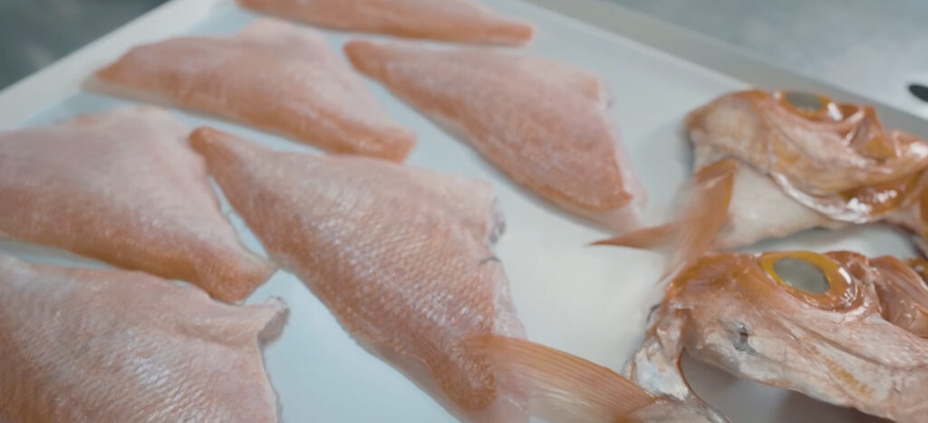 トレーに載せられた魚の切り身