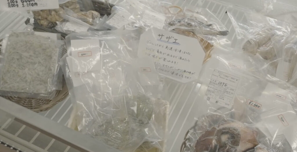 冷凍コーナーに並べられた冷凍食品のテイクアウト及び通販