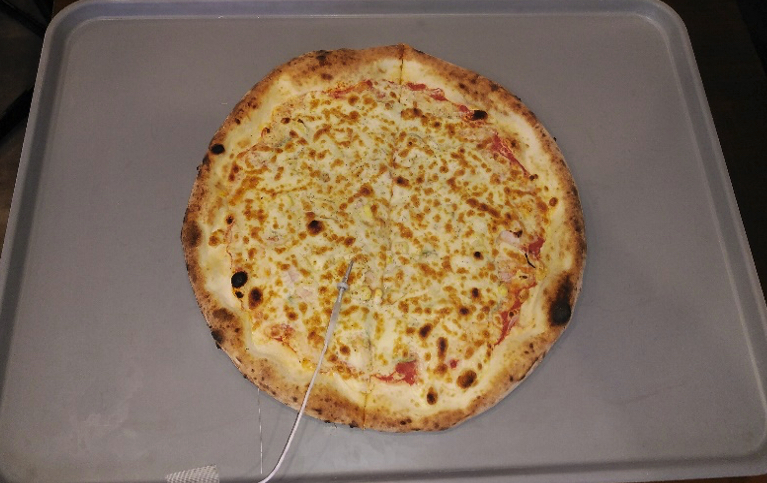 3Dフリーザーで急速冷凍した後の綺麗なピザ