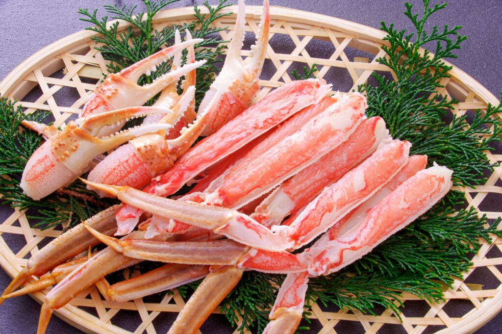 ザルに盛られたズワイガニのボイル