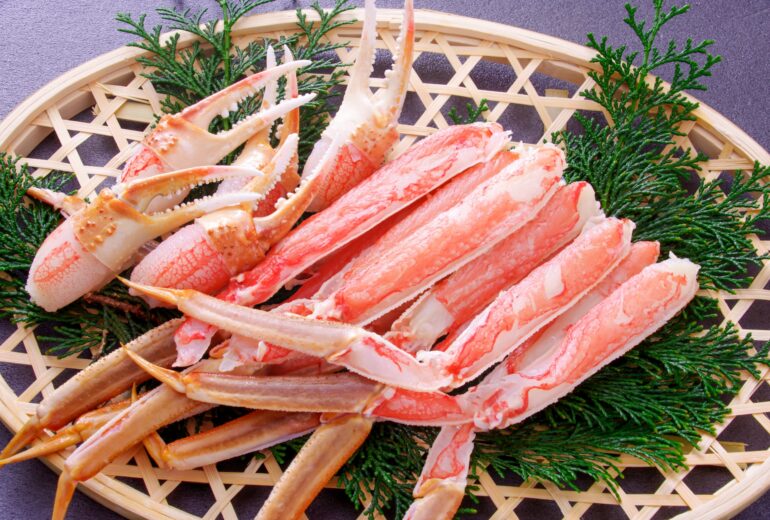 ザルに盛られたズワイガニのボイル