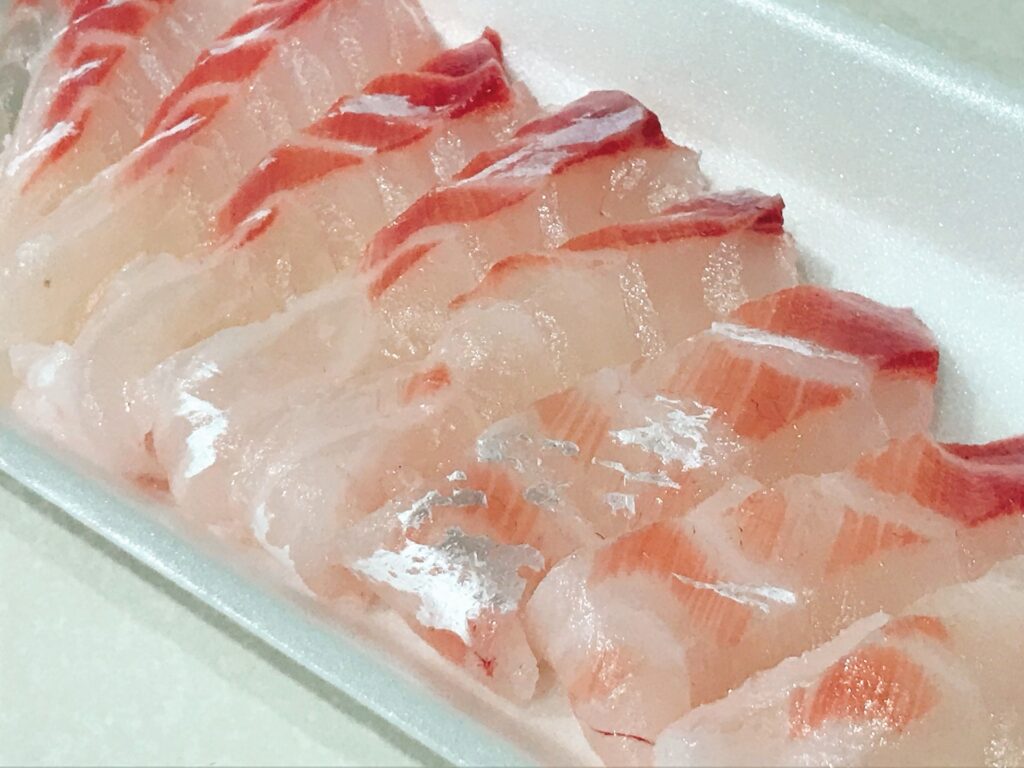 トレイに盛られた真鯛の刺身