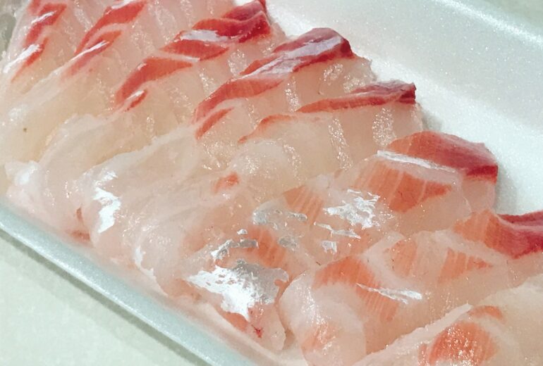 トレイに盛られた真鯛の刺身