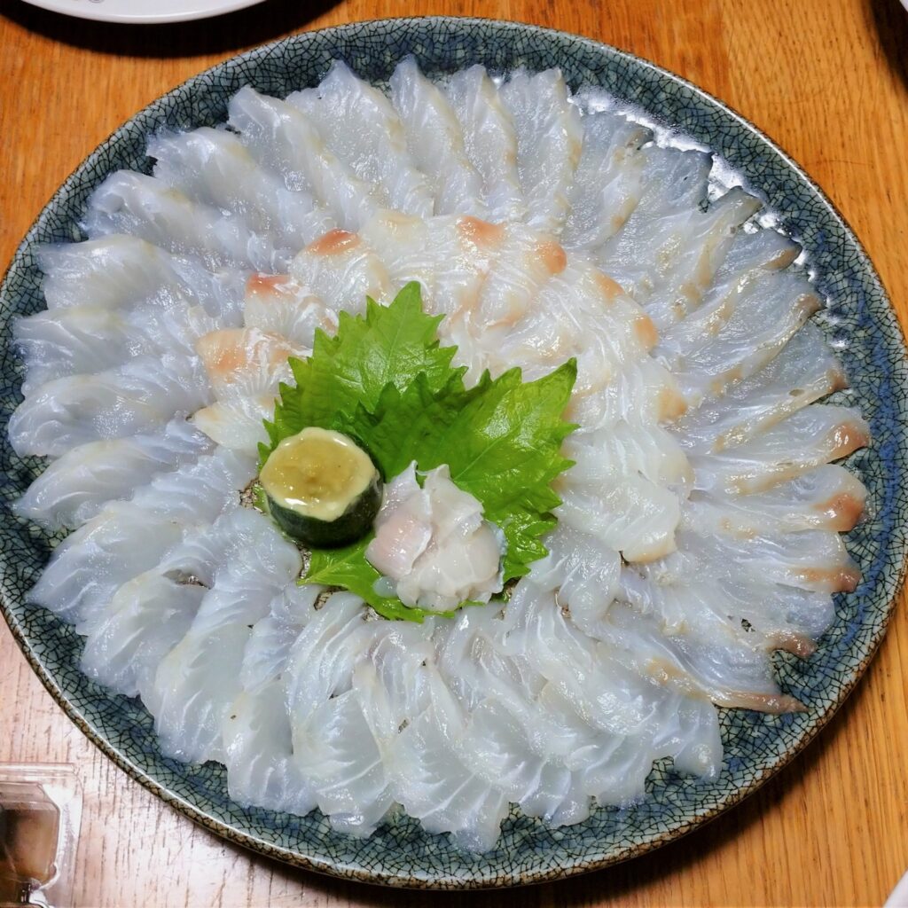 大皿にキレイに並べられたタイの刺身