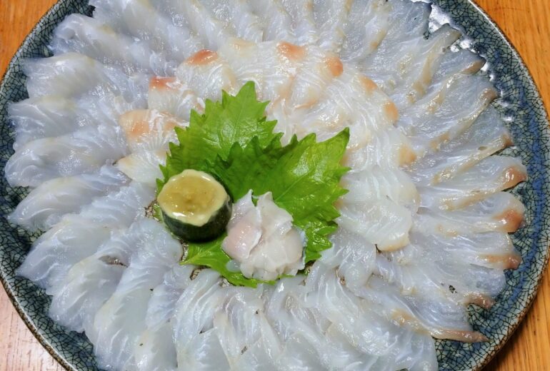 大皿にキレイに並べられたタイの刺身