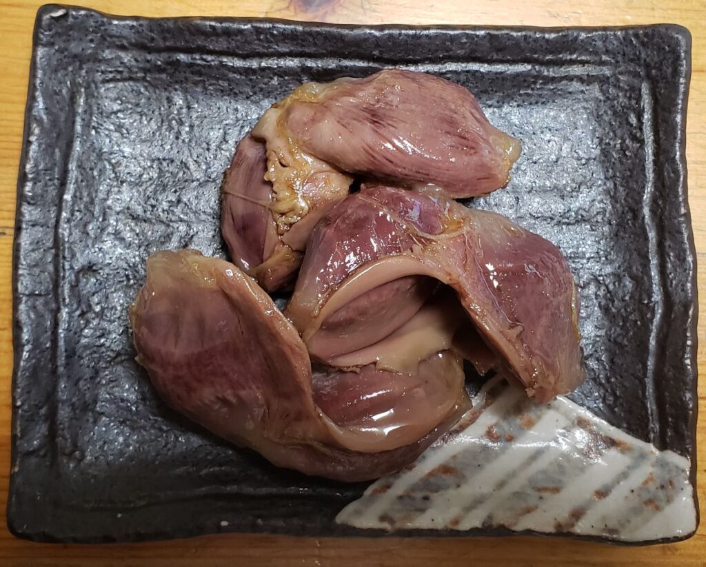 黒いお皿に盛り付けられた調理後の鴨砂肝