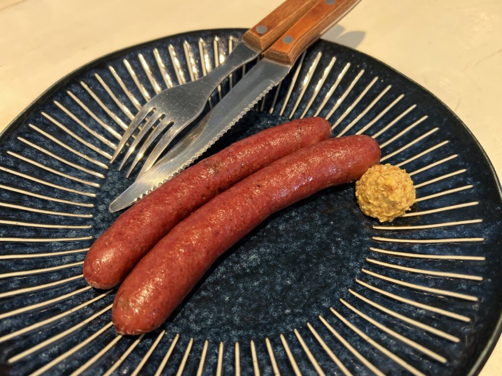 お皿の上に調理されたラムソーセージ