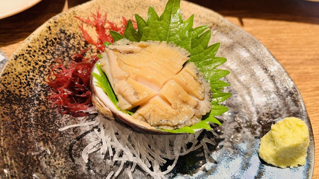 和風なお皿に盛り付けられたマダカアワビの刺身