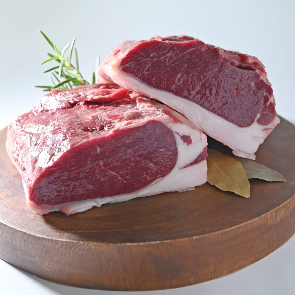 まな板に置かれた大きな鹿ロースの塊