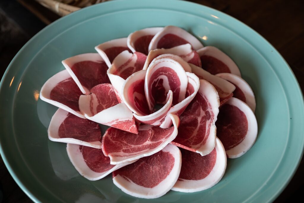 お皿に綺麗に盛り付けられた猪のロース肉