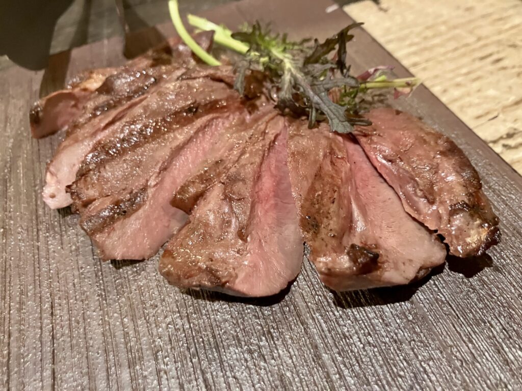 黒いお皿に盛られたラムハツのステーキ