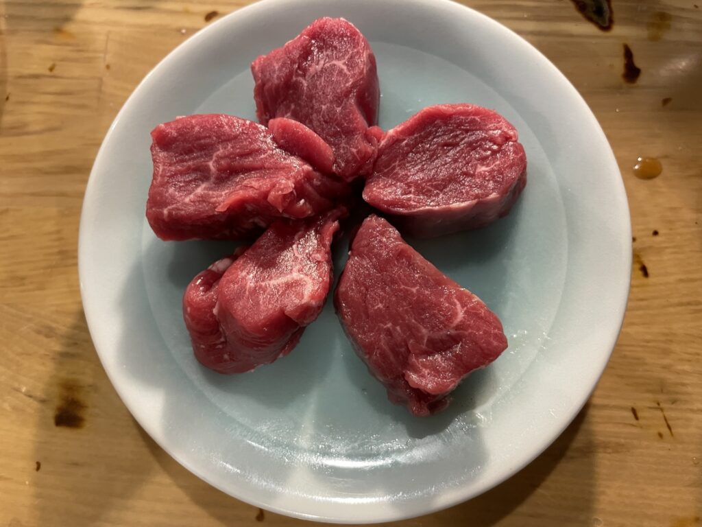 お皿に盛り付けられたラムのヒレ肉