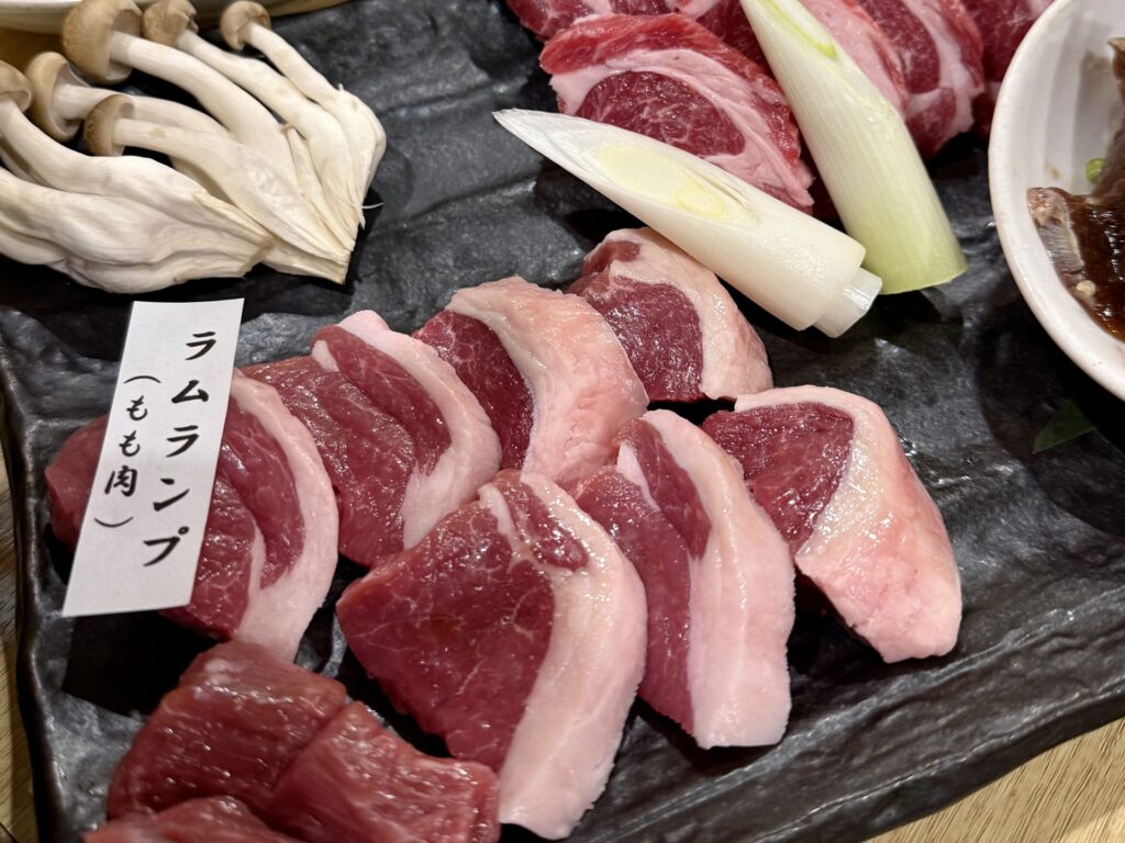 黒いお皿に盛り付けられたラムのモモ肉
