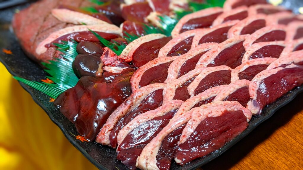 お皿に盛り付けられた色々な鴨肉
