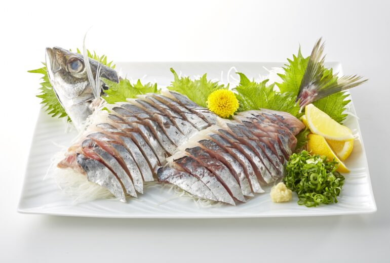 白いお皿に盛られたアジの盛り合わせ