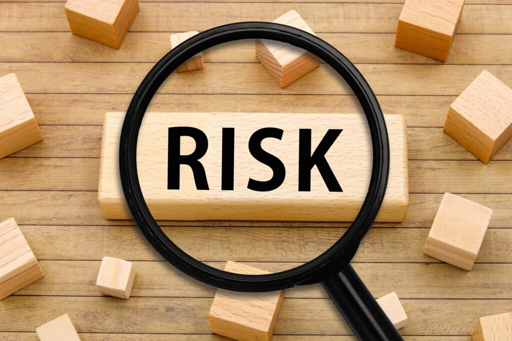 RISK（リスク）と書かれたテキストに虫眼鏡