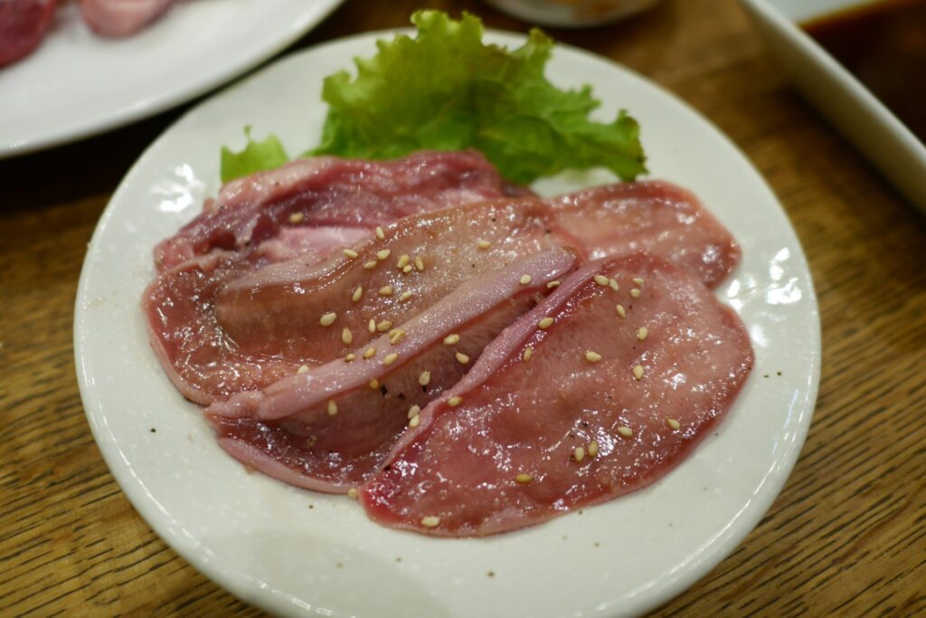 白いお皿の上に盛り付けられたラムタン