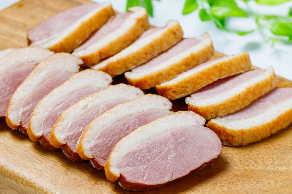 まな板の上にたくさんの鴨スモーク