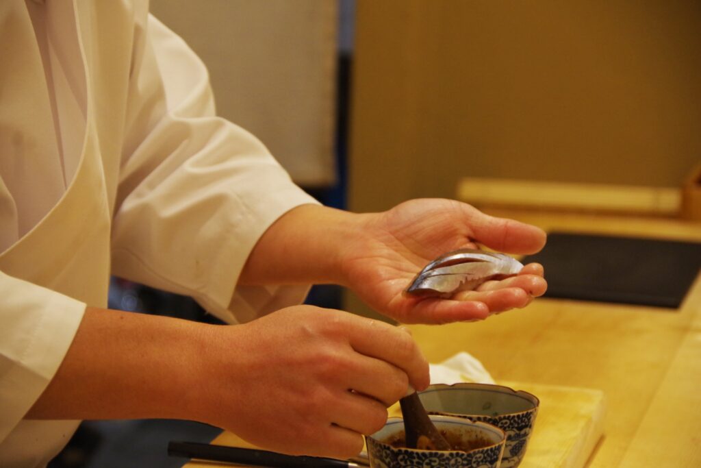 寿司職人が寿司を握っている