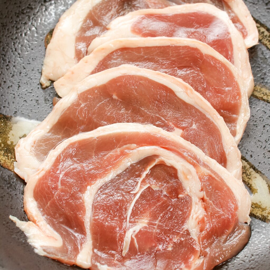 黒いお皿に盛られたスライスされた鴨もも肉