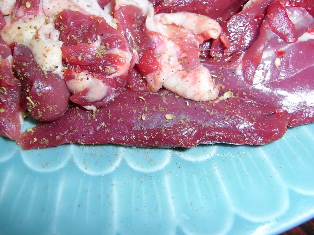 お皿の上に盛り付けられた鴨のささみ