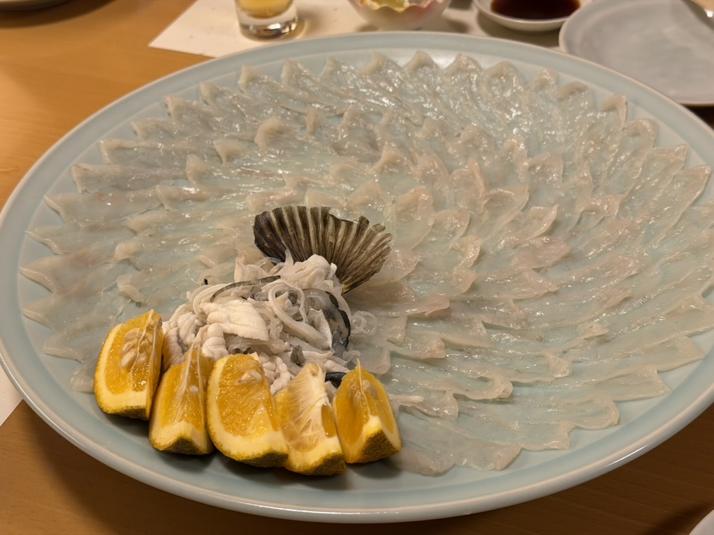 冷凍ふぐを解凍して捌いて盛り付けた皿