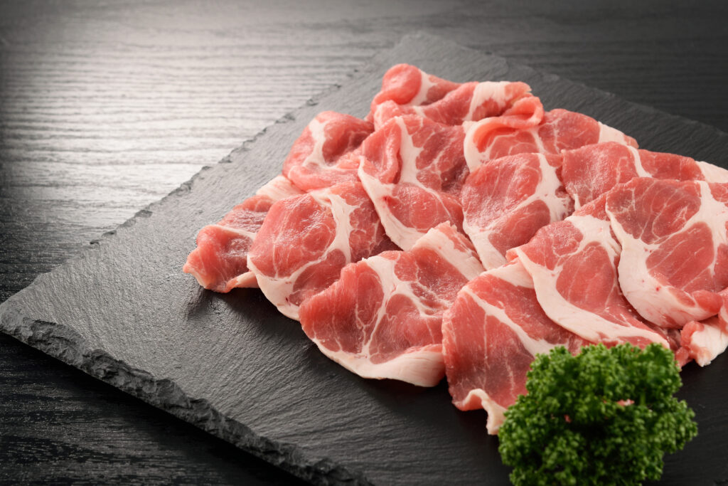 黒いお皿に盛り付けられた豚肩ロース