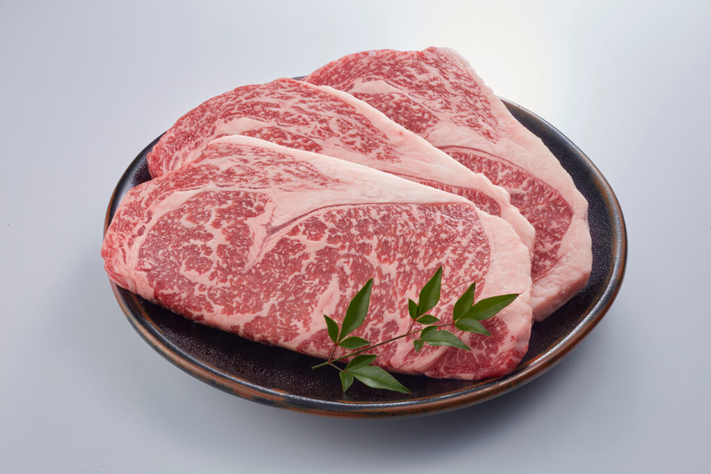 お皿にいっぱい盛られたステーキ用にカットされた牛リブロース