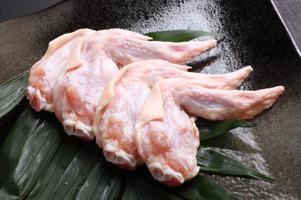 黒いお皿の上に盛り付けられた鶏手羽先