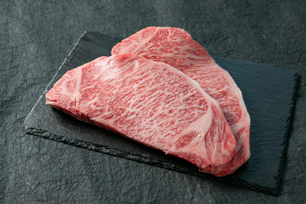 黒いお皿に盛り付けられた黒毛和牛のサーロインステーキ