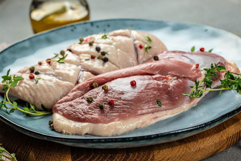 お皿に盛り付けられた鴨胸肉