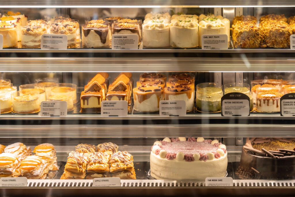 パティスリー、ショーケースに並ぶケーキ達