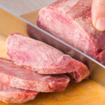 牛タンブロックをスライトカットしている