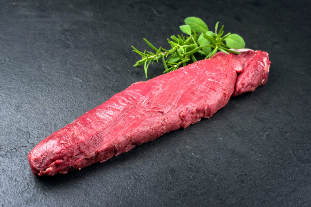 黒いお皿に盛り付けられた鹿のヒレ肉