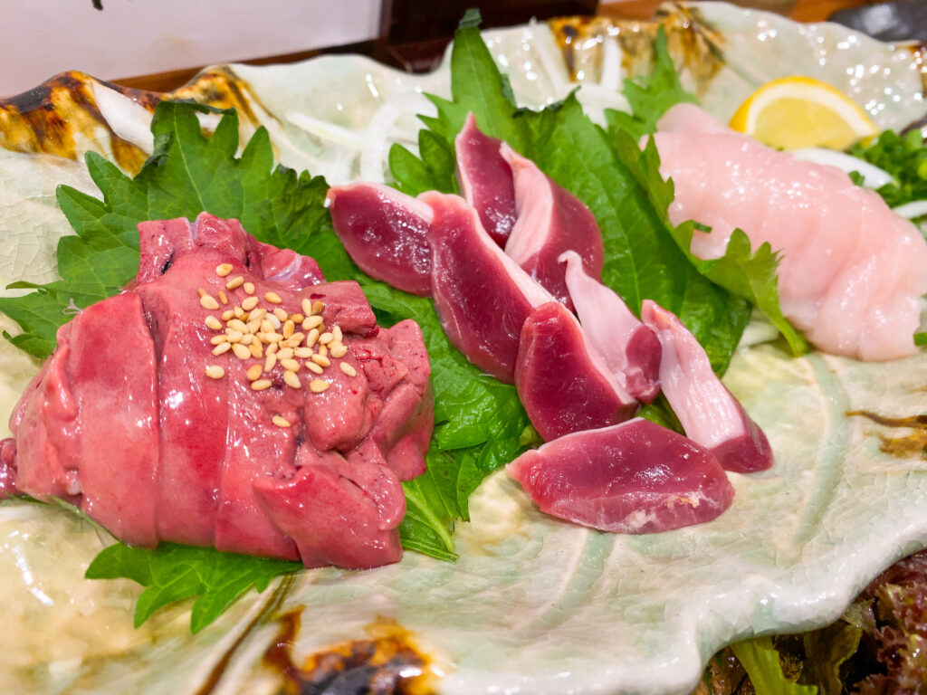 お皿の上に盛り付けられた色々な種類の鳥刺し