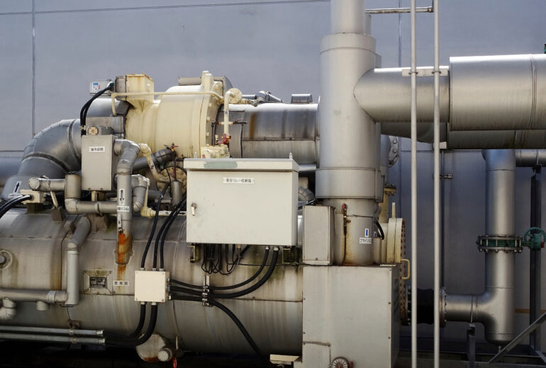 室外に設置されている冷凍機