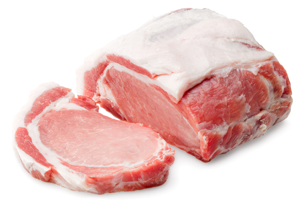 白背景に豚肉のブロック、一部スライスされている
