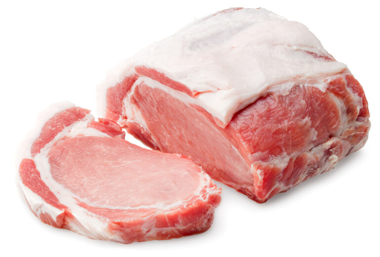 白背景に豚肉のブロック、一部スライスされている