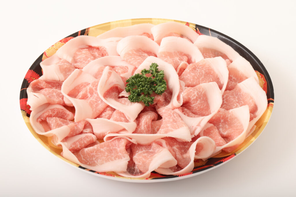 お皿に豚ロースが綺麗に盛り付けられている
