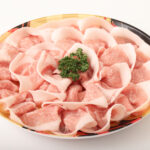 お皿に豚ロースが綺麗に盛り付けられている