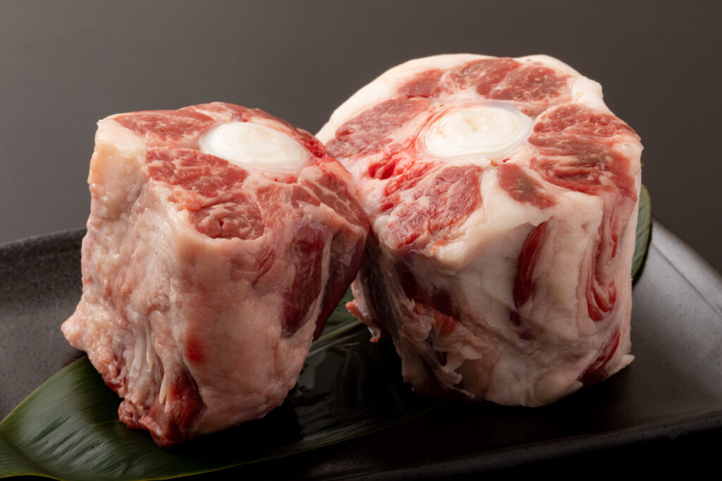 黒いお皿の上に牛テールが２個並んでいる