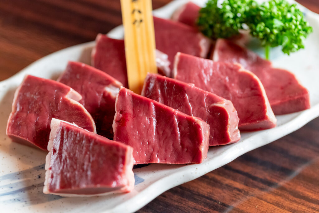 お皿に盛り付けられた牛ハツ